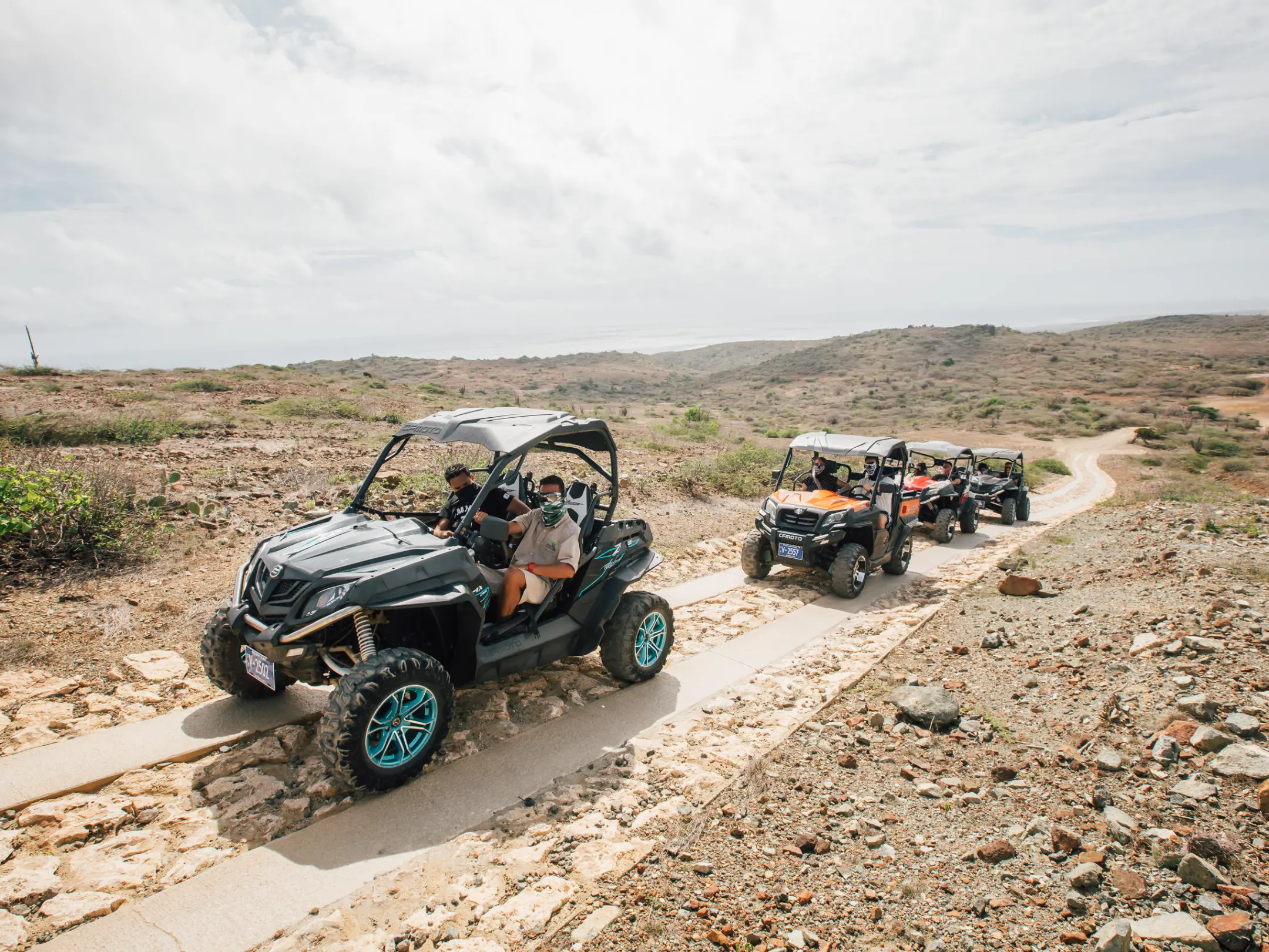 a motorcycle is parked on the side of a dirt field