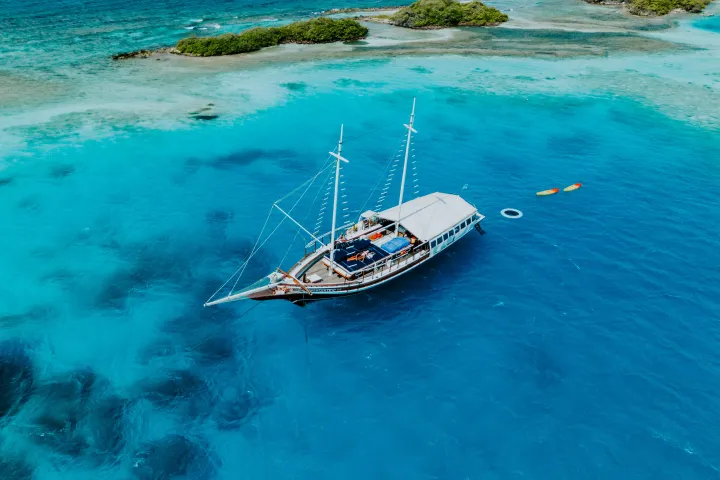 a small boat in a body of water